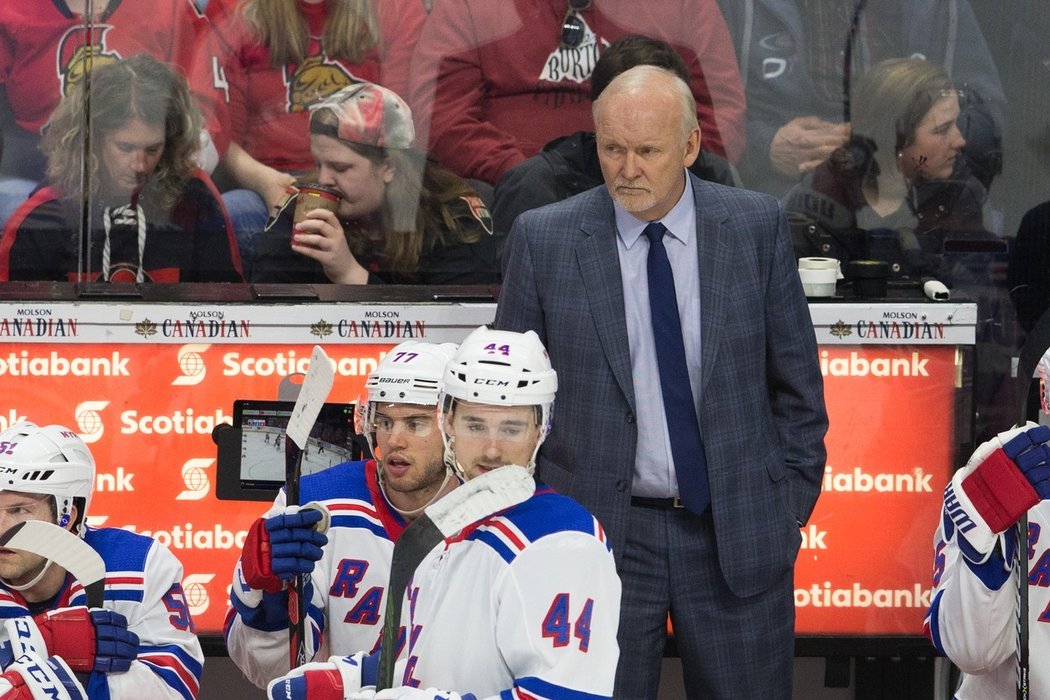 Po třech letech strávených na pozici asistenta trenéra v New York Rangers se trenérská legenda Lindy Ruff vrací ke kormidlu v New Jersey