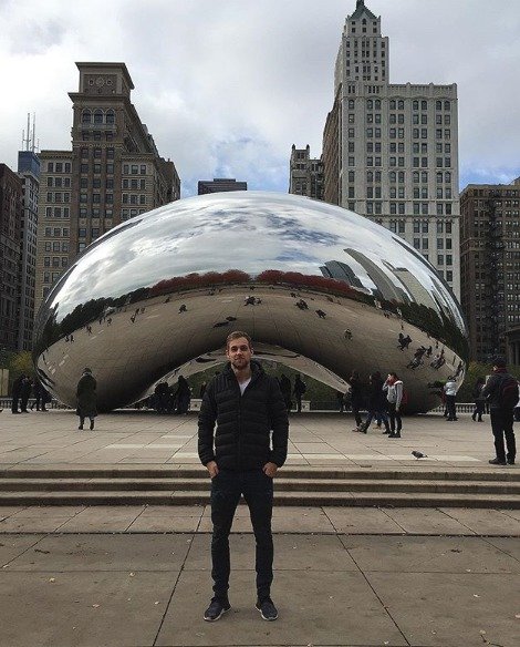 V Chicagu se Janu Ruttovi žije dobře, má byt v centru.