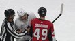 Kanonýr Toronta Auston Matthews se povýšeně dívá na jmenovku Scotta Sabourina, čímž mu chtěl dát najevo, že je v NHL "pan nikdo"
