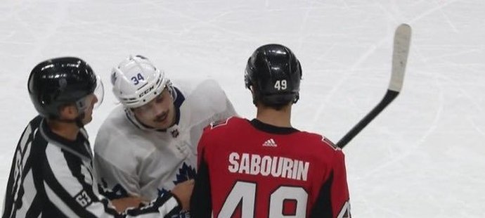 Kanonýr Toronta Auston Matthews se povýšeně dívá na jmenovku Scotta Sabourina, čímž mu chtěl dát najevo, že je v NHL "pan nikdo"