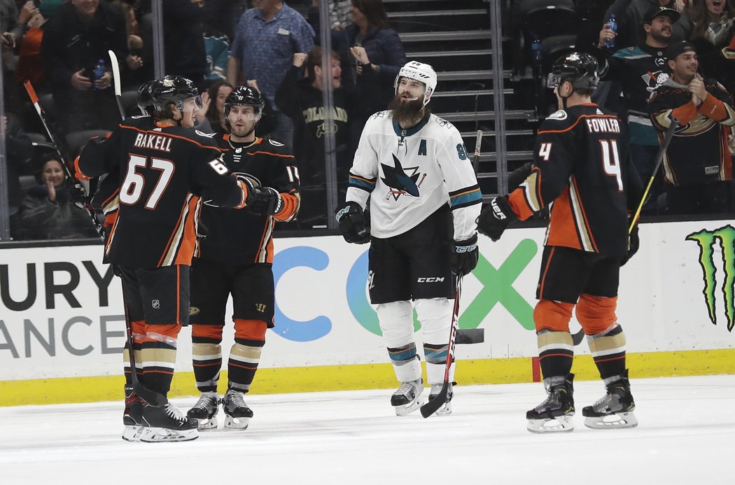 Hokejisté San Jose podlehli v pátečním utkání NHL na ledě Anaheimu 3:4 v prodloužení a připsali si pátou porážku za sebou.