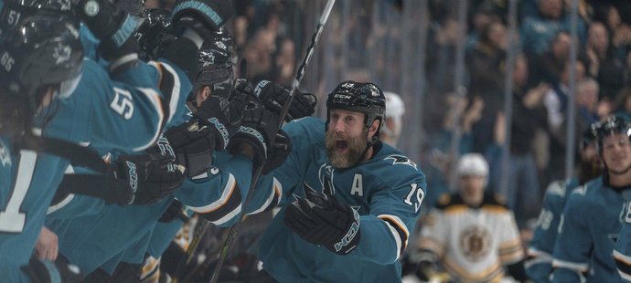 Joe Thornton zaznamenal proti Bostonu pátý hattrick v NHL v kariéře.