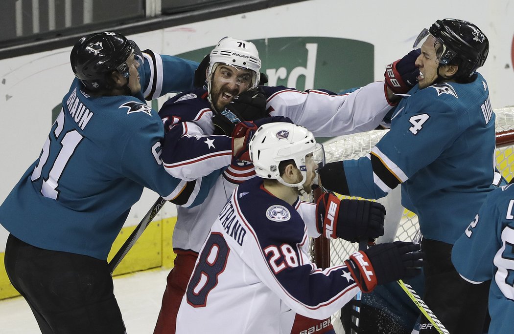 Nick Foligno z Columbusu v sevření obrácnů San Jose