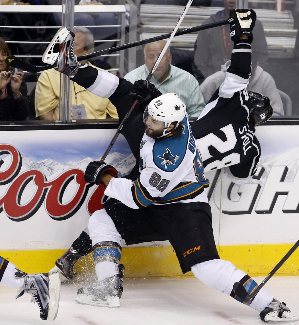 Jarret Stoll si v prvním duelu zažíval krušné chvíle. Nejdříve ho na mantinel nalepil Brent Burns.