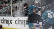 Brent Burns u mantinelu zastavil Cartera Rowneyho z Anaheimu