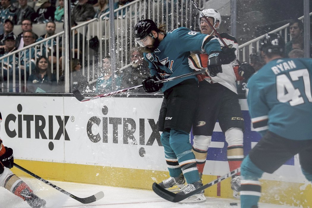 Brent Burns u mantinelu zastavil Cartera Rowneyho z Anaheimu