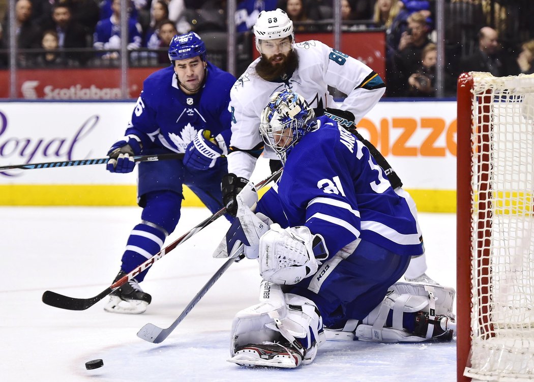 Brent Burns se sice dostal před Romana Poláka, ale Frederik Andersen bránu Maple Leafs pohlídal