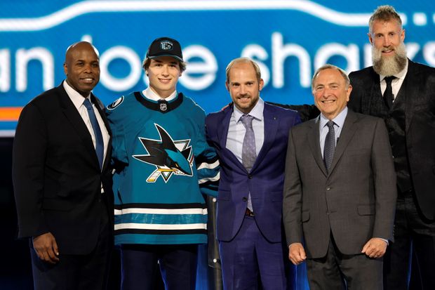 Macklin Celebrini se podle očekávání stal jedničkou draftu kanadsko-americké NHL Macklin Celebrini se podle očekávání stal jedničkou draftu kanadsko-americké NHL