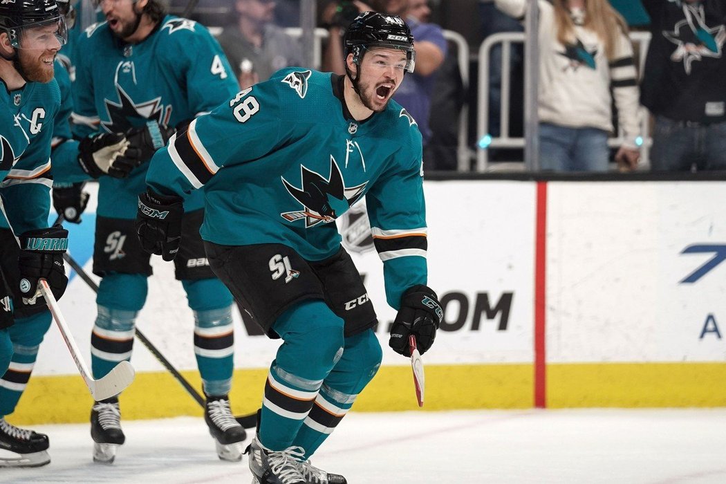 Tomáš Hertl vstřelil v letošním play off už devátý gól a vyrovnal se v čele tabulky střelců Loganu Couturemu.