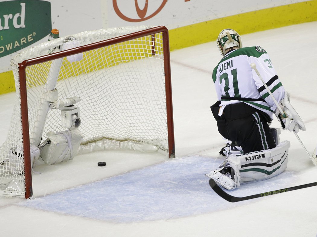 Antti Niemi se za ránou Tomáše Hertla jen ohlédl