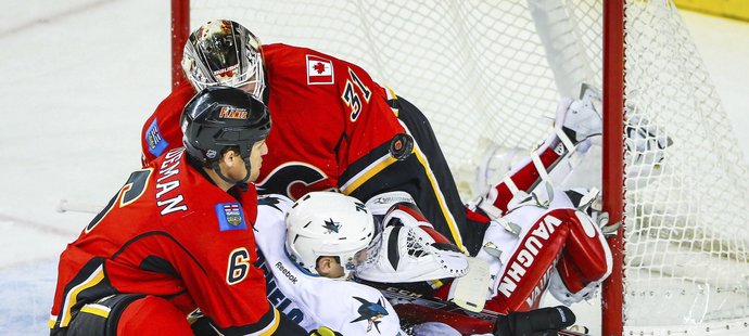 Dřív než puk se do brány Calgary dostal obránce Dylan De Melo ze San Jose