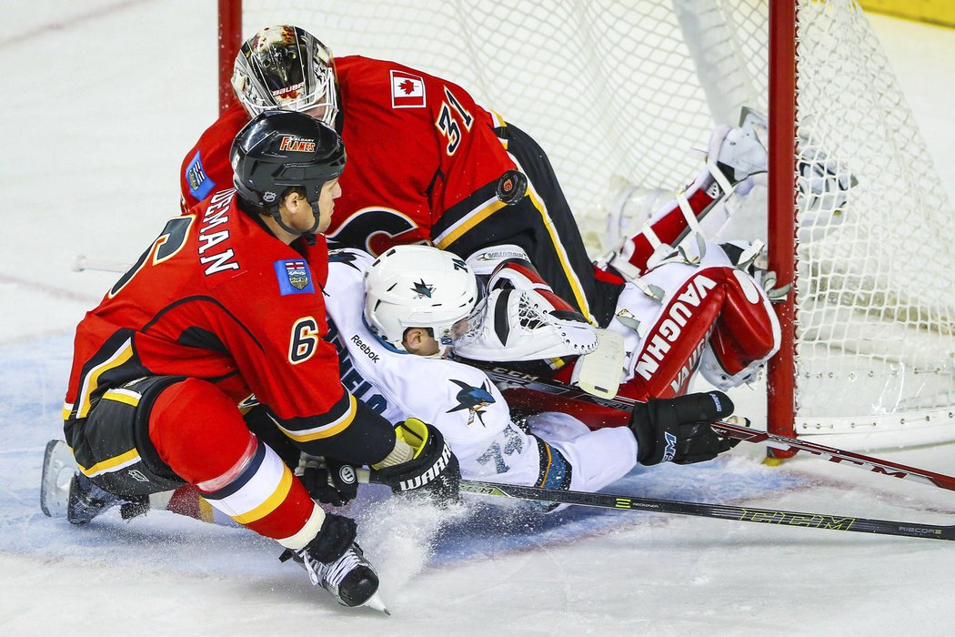 Dřív než puk se do brány Calgary dostal obránce Dylan De Melo ze San Jose