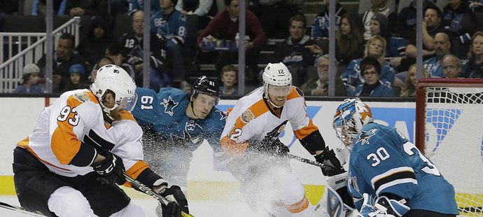 Jakub Voráček vyšel potřetí v řadě bodově naprázdno, tady ho vychytal Aaron Dell ze San Jose