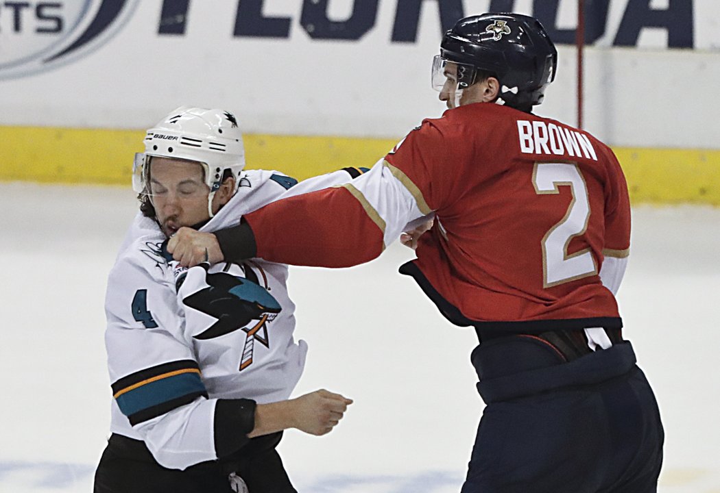 Urostlý bek Josh Brown ve svém třetím zápase v NHL přidal první bitku. Vyzval Brendena Dillona ze San Jose