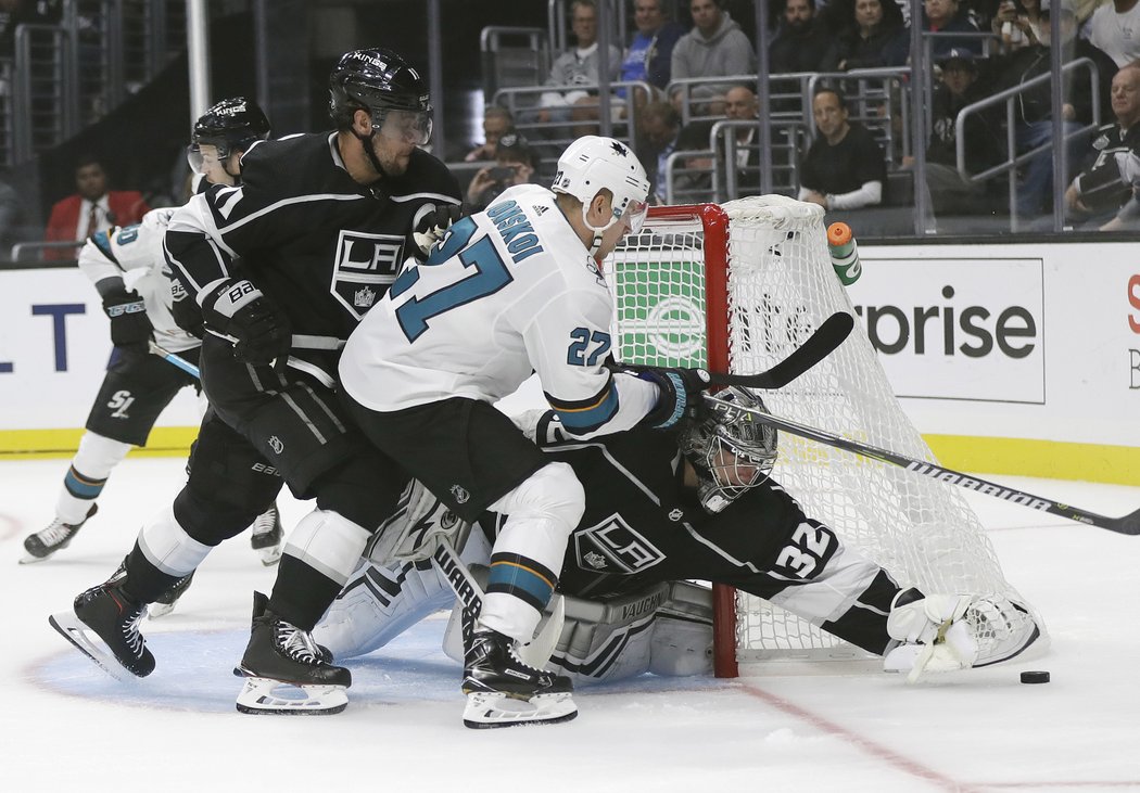 Puk si před Joonasem Donskoiem rychle pohlídal Jonathan Quick