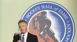 Doug Wilson při listopadovém ceremoniálu přijímání nových členů Hockey Hall of Fame. O dva týdny později kvůli zdravotním problémům přestal vykonávat práci generálního manažera San Jose