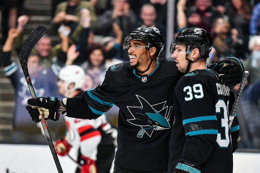 Evander Kane (vlevo) a spoluháč ze San Jose Logan Couture (vpravo)