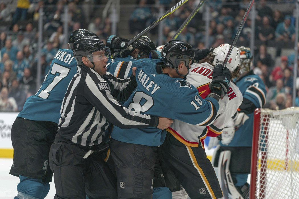 Závěr utkání mezi San Jose a Calgary okořenila pořádná strkanice, Micheal Haley nemohl chybět