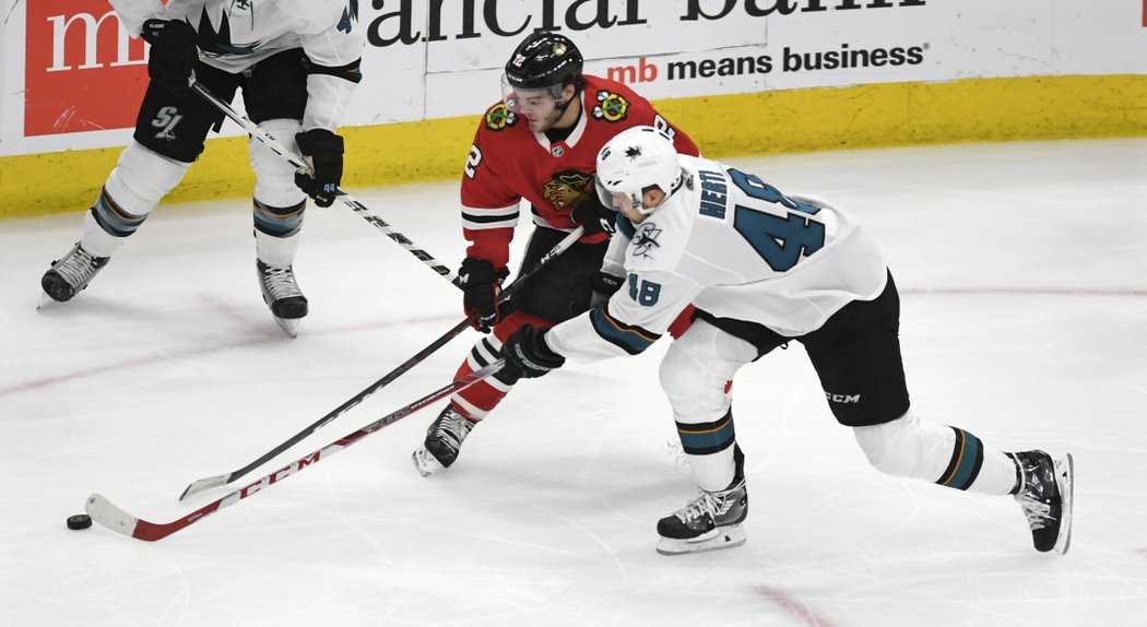 Tomáš Hertl se přetahuje s nováčkem Alexem DeBrincatem