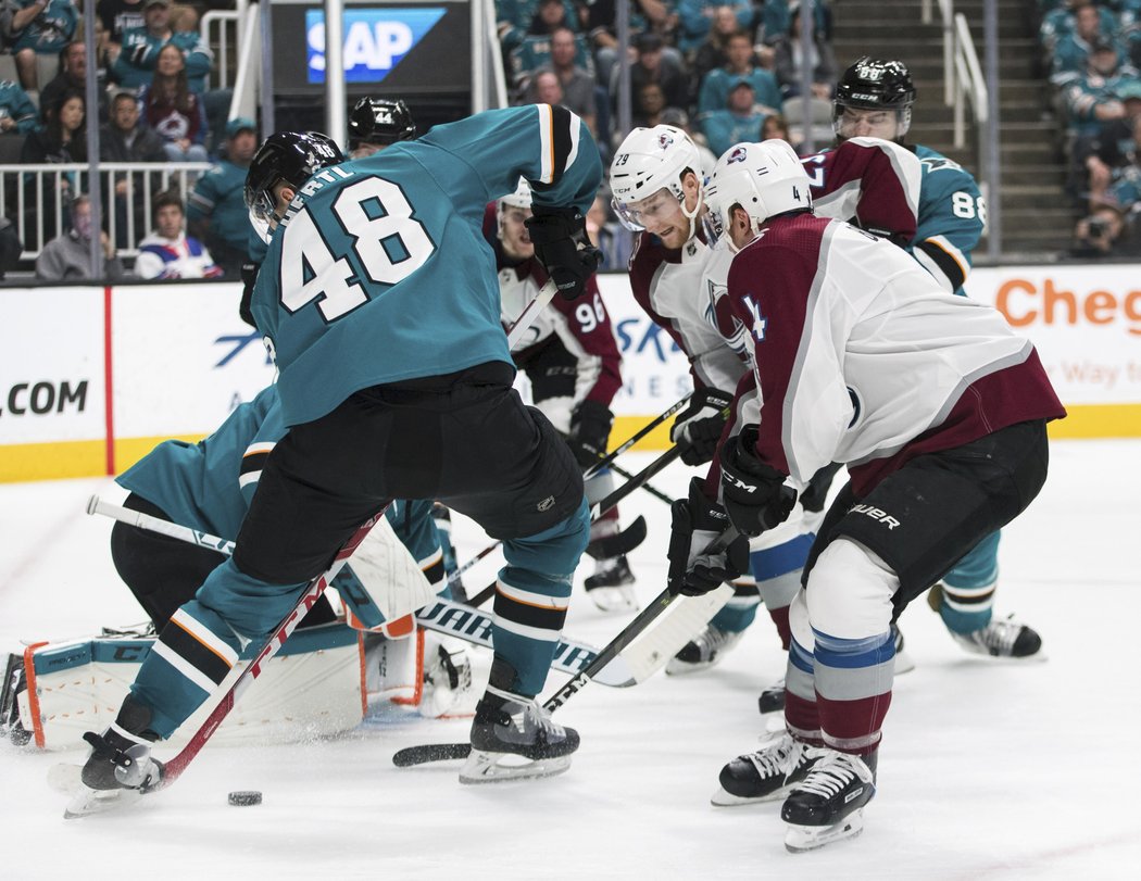 Tomáš Hertl takto vypomáhá obraně Sharks