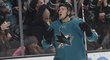 Tomáš Hertl slaví úvodní trefu proti Chicagu