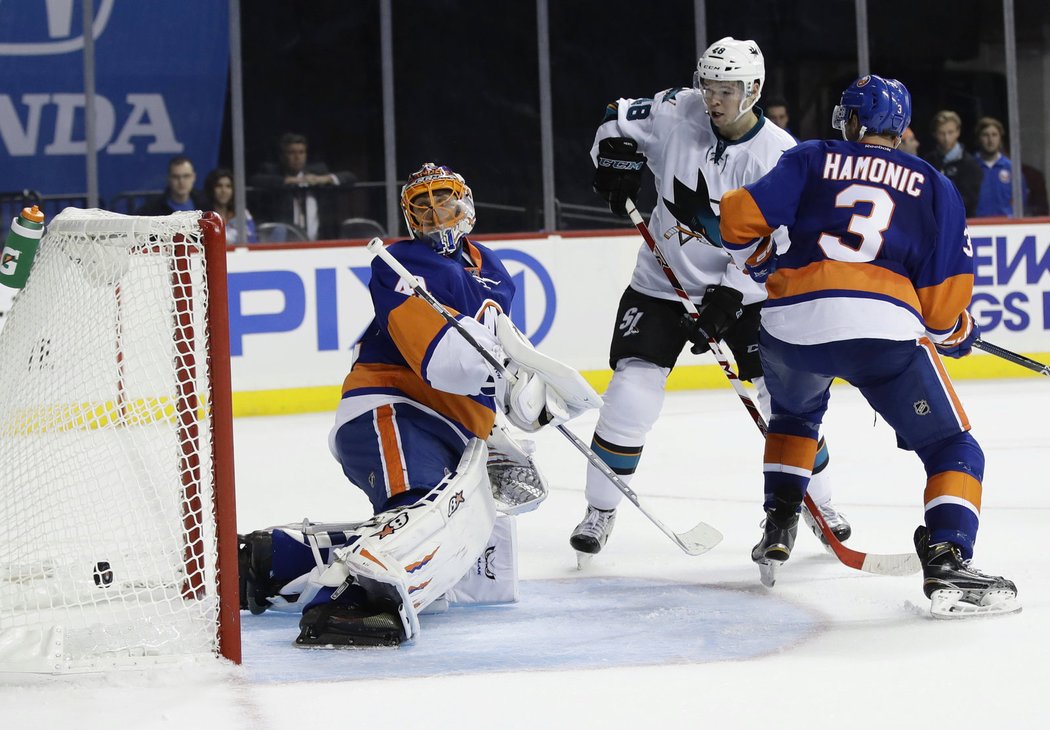 Tomáš Hertl sleduje puk v síti Islanders. Město New York má český hokejista rád