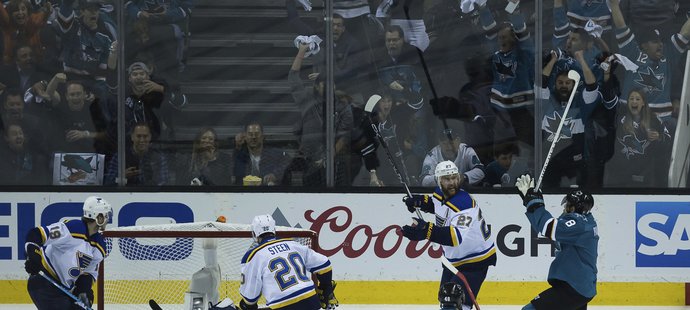 Tomáš Hertl asistoval u prvního gólu utkání, jenž vstřelil Joe Pavelski