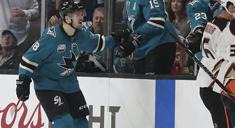 Nejhezčí gól prvního dne NHL? Hertl proškolil beka a v oslabení zakončil