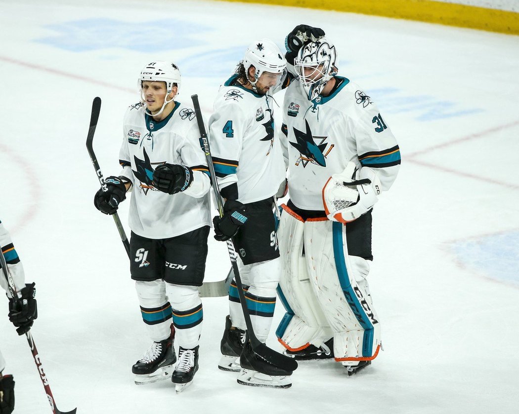 Pod všechny branky San Jose, které vyhrálo v NHL na ledě Minnesoty 4:0, se podepsali čeští hokejisté (Lukáš Radil 1+1, Tomáš Hertl a Radim Šimek 0.2).