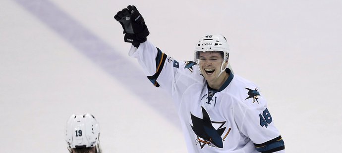 Tomáš Hertl byl u toho, když Joe Thornton zapsal tisící nahrávku v NHL