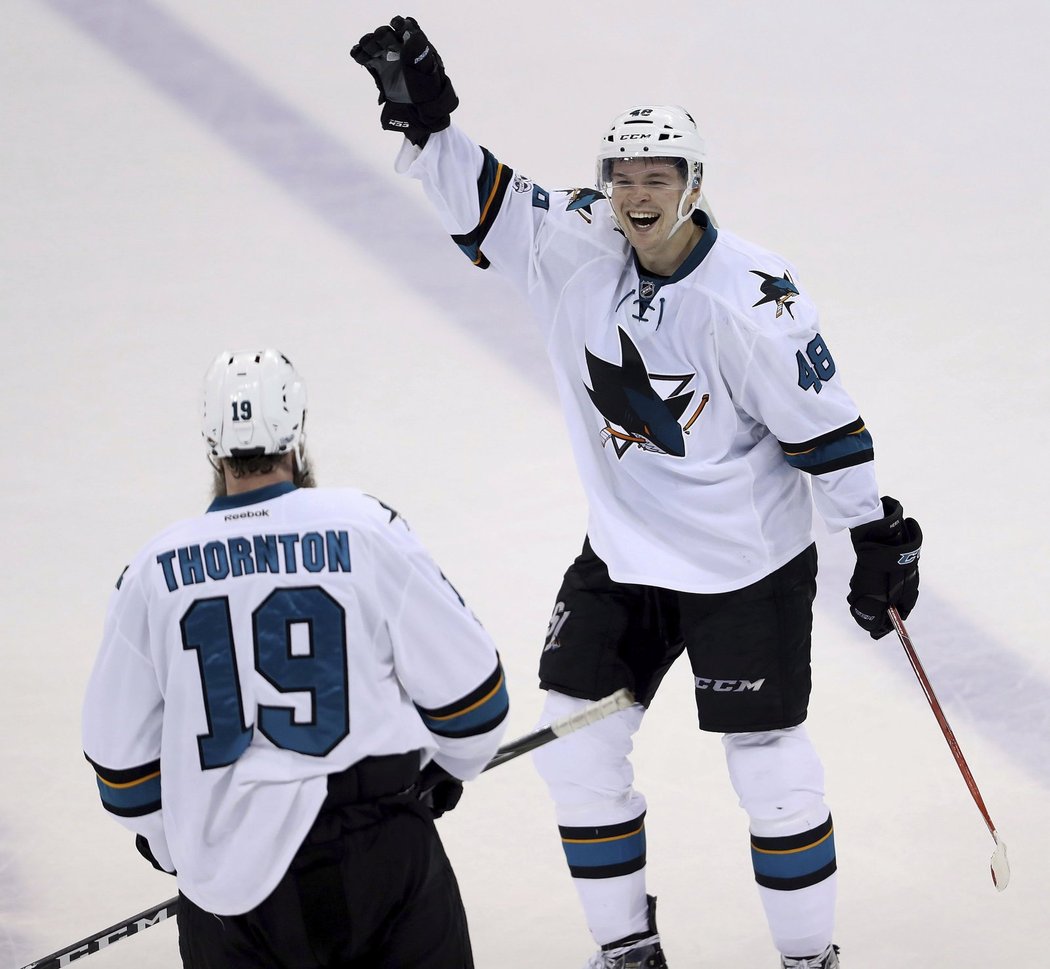 Tomáš Hertl byl u toho, když Joe Thornton zapsal tisící nahrávku v NHL