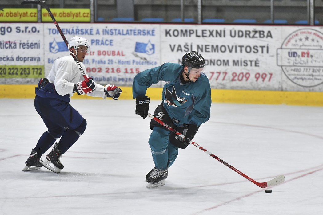 Tomáše Hertla sleduje čerstvý vítěz Stanley Cupu Jakub Vrána