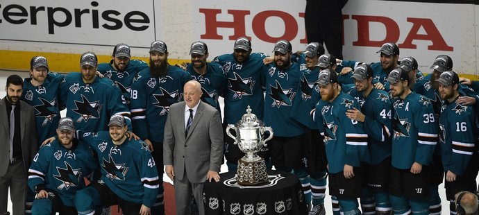 Hráči Sharks pózují s trofejí pro vítěze Západní konference