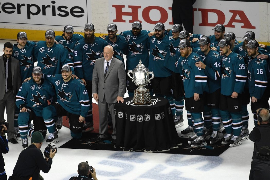 Hráči Sharks pózují s trofejí pro vítěze Západní konference