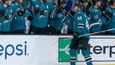 Útočník Tomáš Hertl se podílel v NHL hattrickem na výhře San Jose 5:2 nad Pittsburghem a stal se první hvězdou duelu. Zároveň vstřelil 100. gól v NHL