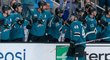 Útočník Tomáš Hertl se podílel v NHL hattrickem na výhře San Jose 5:2 nad Pittsburghem a stal se první hvězdou duelu. Zároveň vstřelil 100. gól v NHL