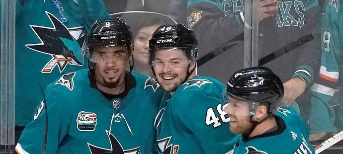 Útočník Tomáš Hertl se podílel v NHL hattrickem na výhře San Jose 5:2 nad Pittsburghem a stal se první hvězdou duelu. Zároveň vstřelil 100. gól v NHL