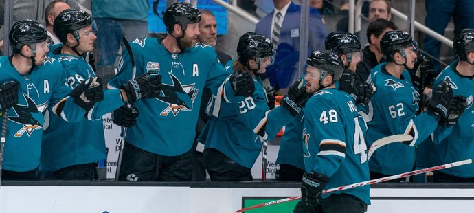 Útočník Tomáš Hertl se podílel v NHL hattrickem na výhře San Jose 5:2 nad Pittsburghem a stal se první hvězdou duelu. Zároveň vstřelil 100. gól v NHL