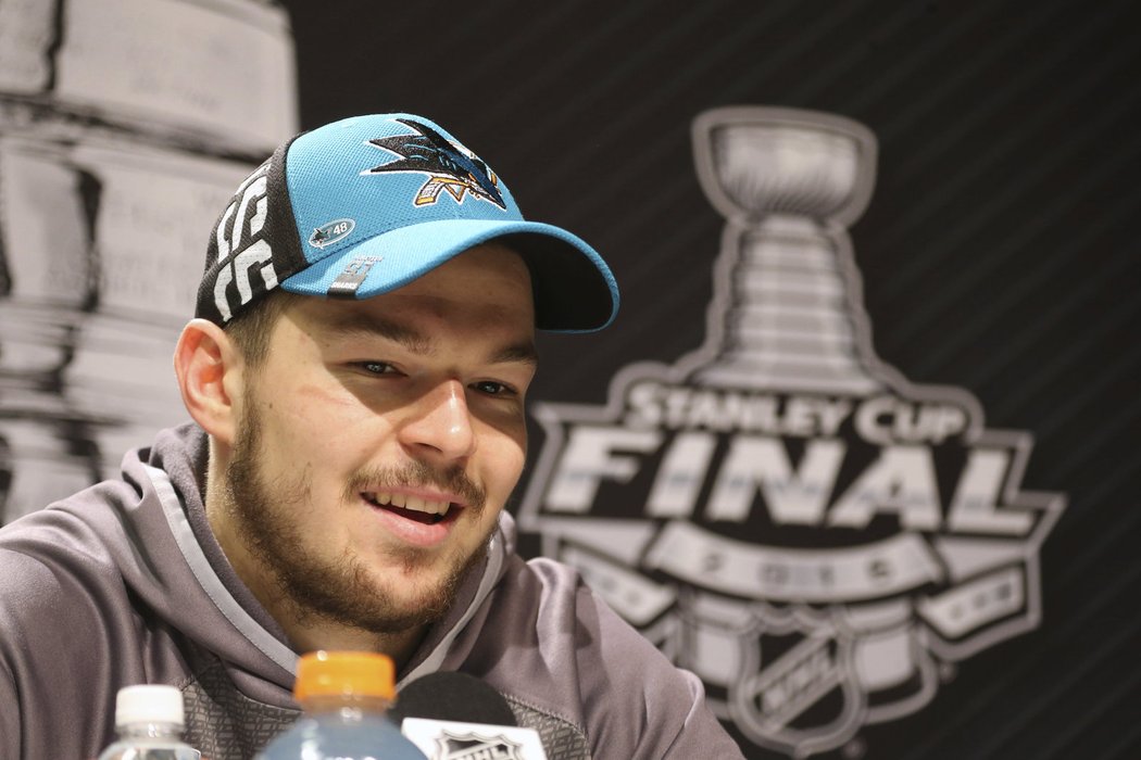 Tomáš Hertl během setkání s žurnalisty před prvním finále Stanley Cupu proti Pittsburghu