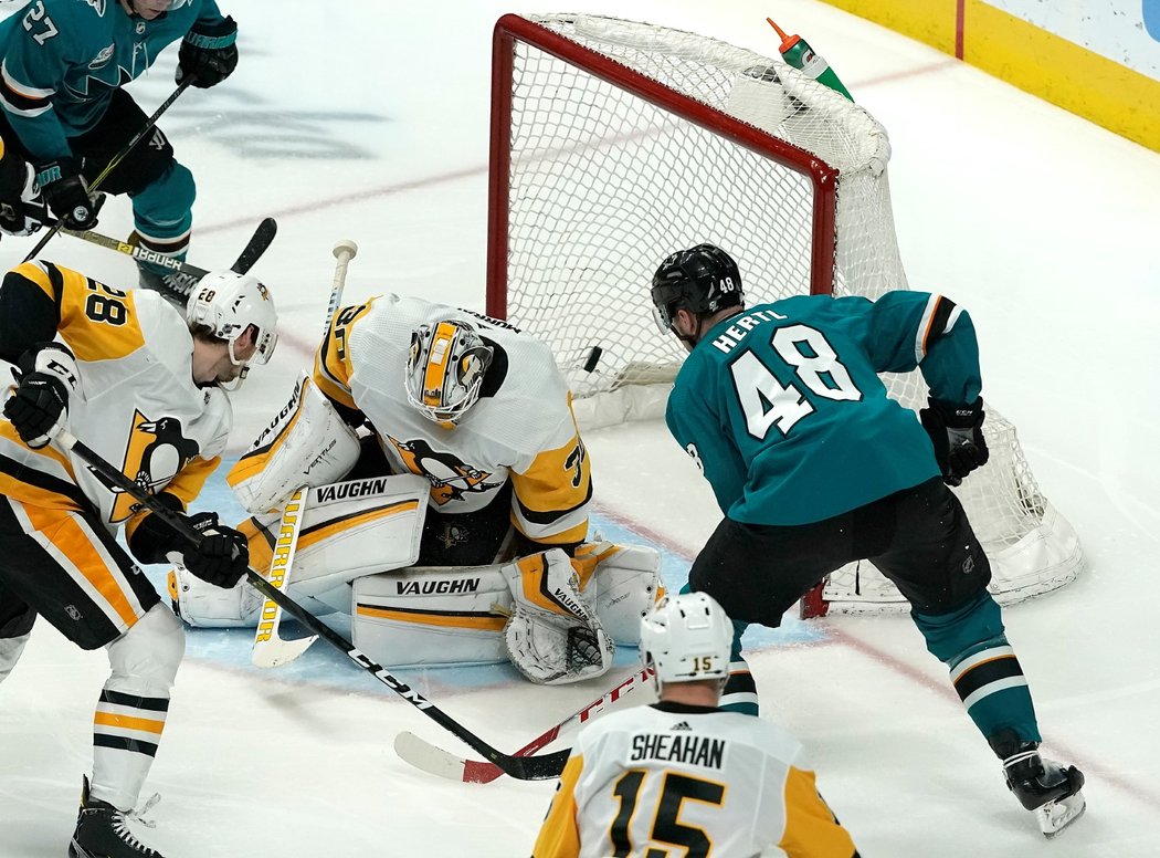 Útočník Tomáš Hertl se podílel v NHL hattrickem na výhře San Jose 5:2 nad Pittsburghem a stal se první hvězdou duelu. Zároveň vstřelil 100. gól v NHL