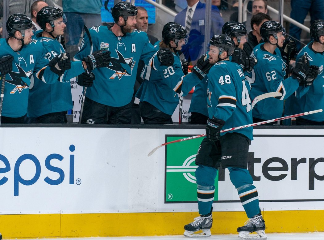 Útočník Tomáš Hertl se podílel v NHL hattrickem na výhře San Jose 5:2 nad Pittsburghem a stal se první hvězdou duelu. Zároveň vstřelil 100. gól v NHL