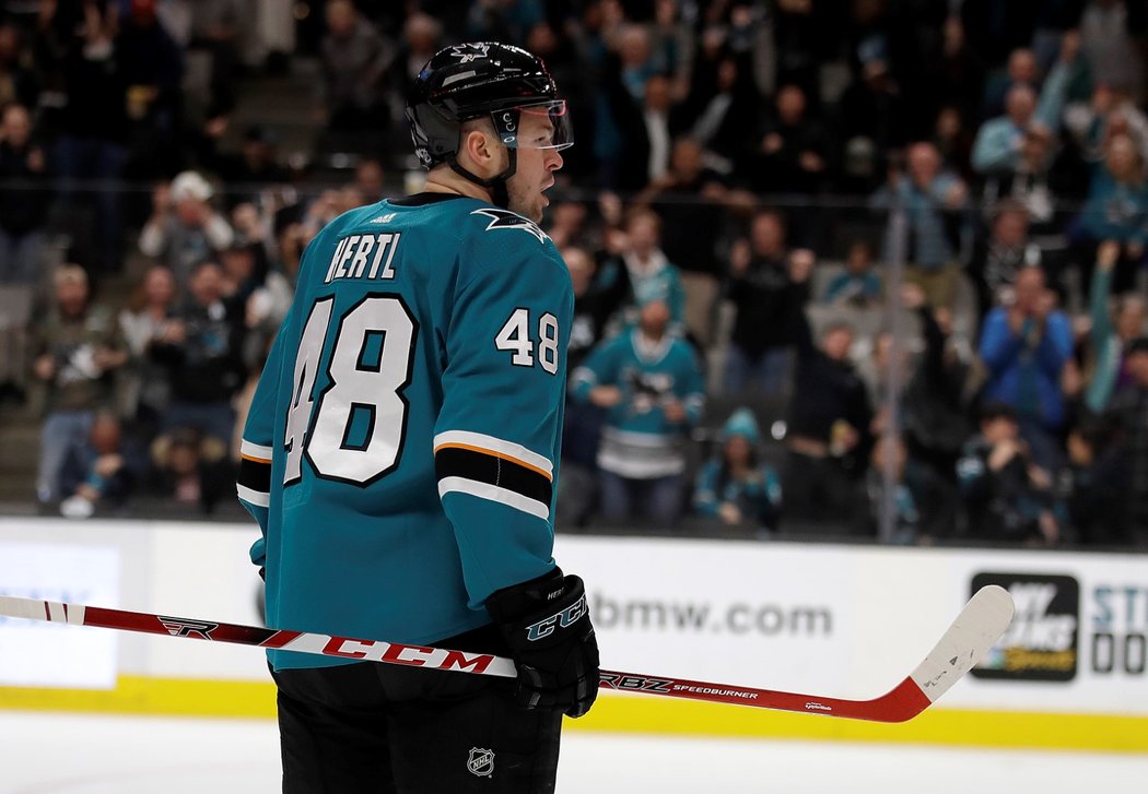 Český útočník Tomáš Hertl v dresu San Jose Sharks během utkání NHL