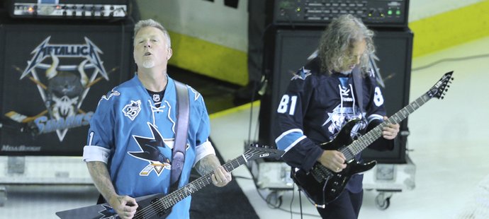 Členové legendární kapely Metallica James Hetfield a Kirk Hammett zahráli hymnu před startem utkání