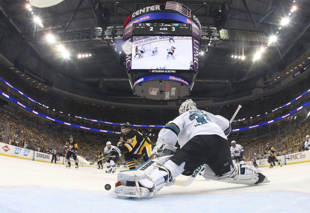 Tímto fantastickým zákrokem zabránil Martin Jones ve skórování Nicku Boninovi