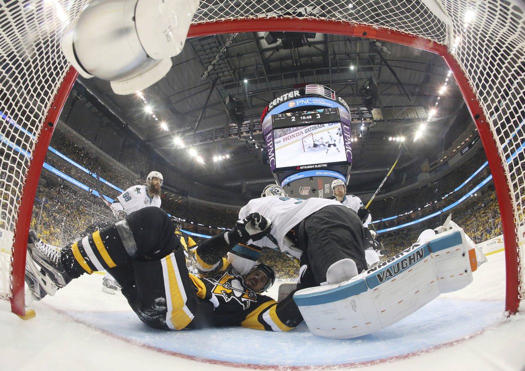 Jevgenij Malkin dostal do brány San Jose místo puku sebe