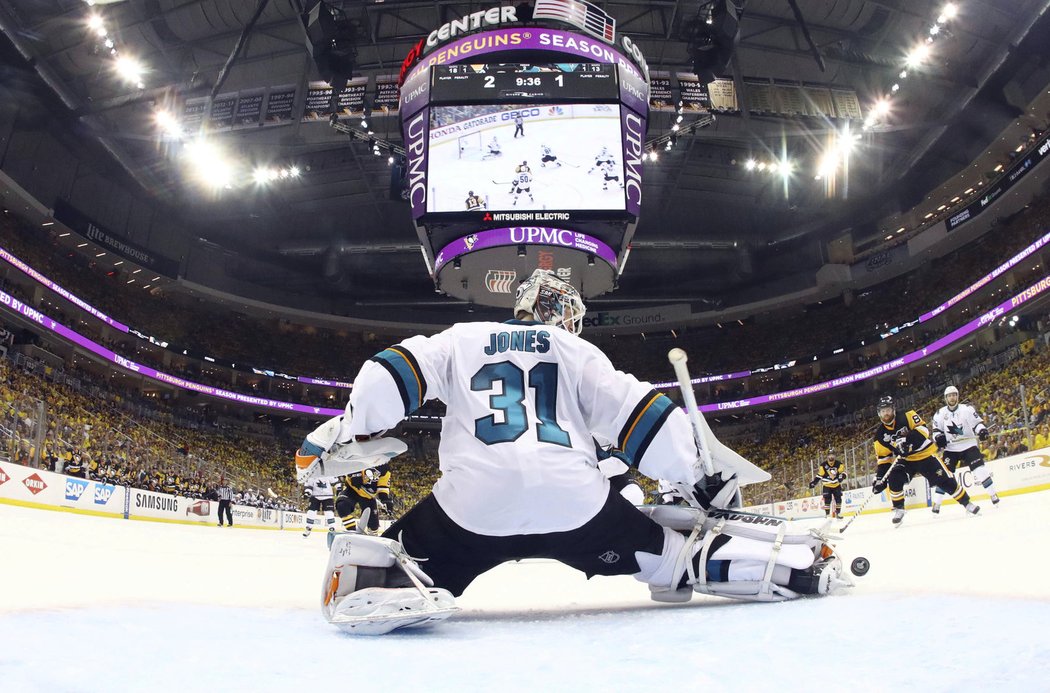 Martin Jones předvádí jeden z mnoha svých zákroků