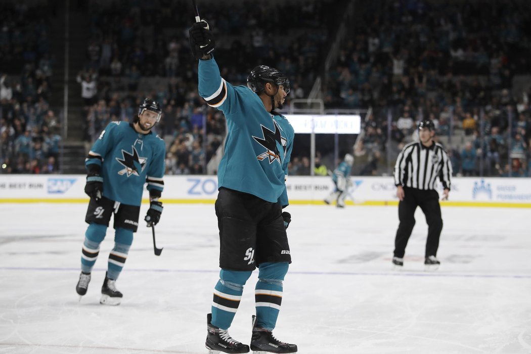 Evander Kane dal proti Carolině hattrick