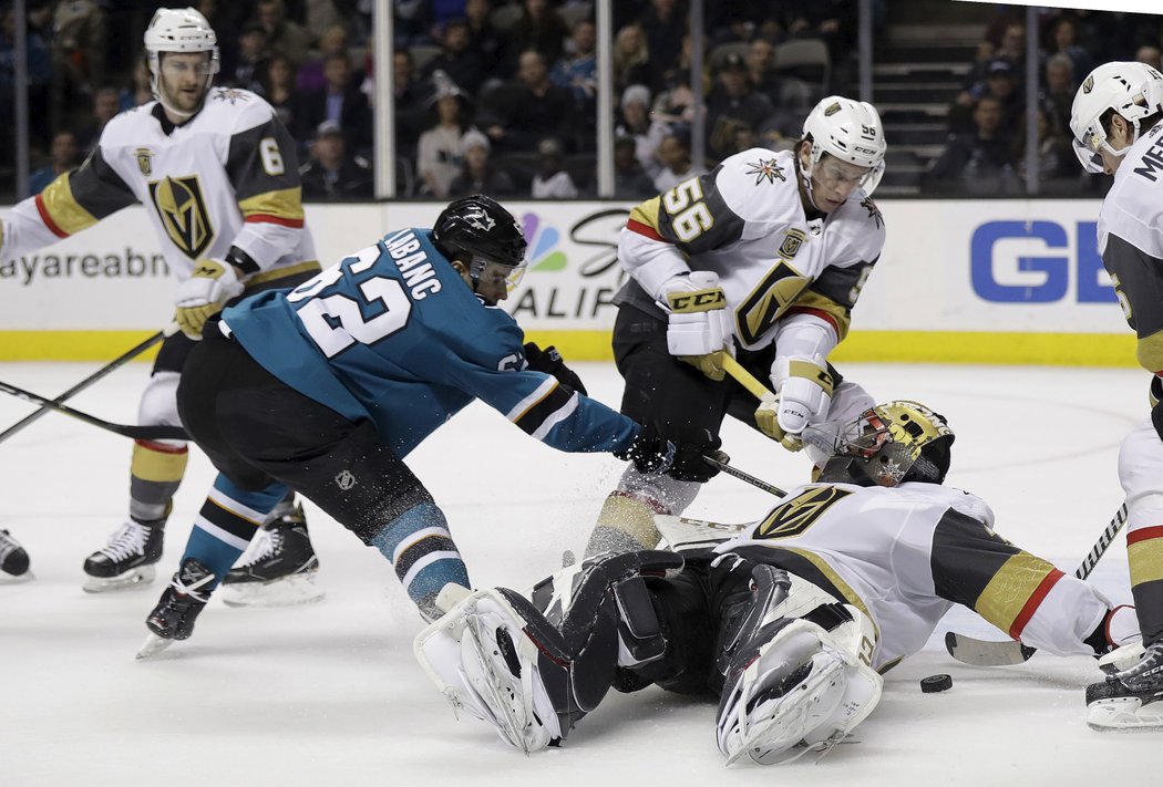 Malcolm Subban se svými parťáky hasí šanci San Jose