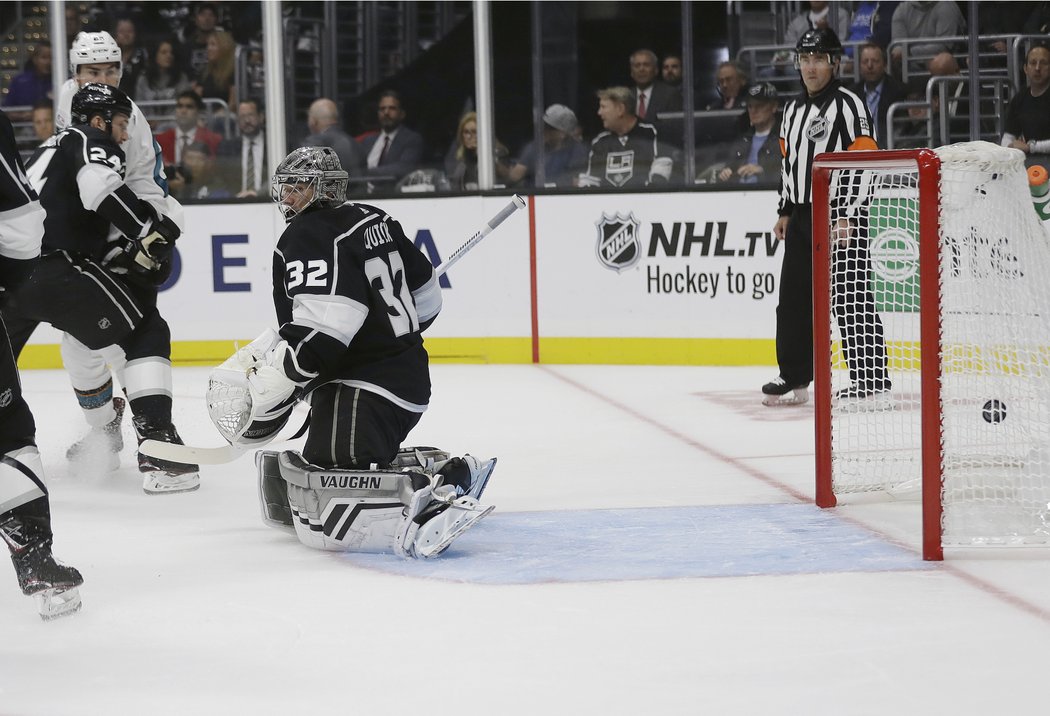 Jonathan Quick se jen ohlédl za střeleckým pokusem Timo Meiera ze San Jose