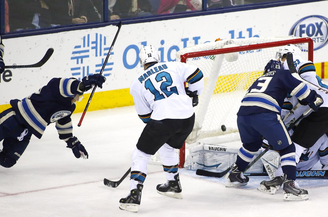 Cam Atkinson slaví svůj gól v síti San Jose, který byl nakonec vítězný.